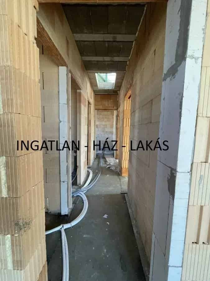 Ház Kiadó , Váci járás, Közép-Magyarország