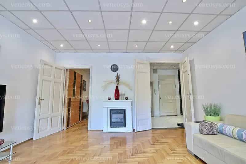 Eladó világos, 55 m²-es lakás a Múzeum körúton, páratlan kilátással a Nemzeti Múzeumra!