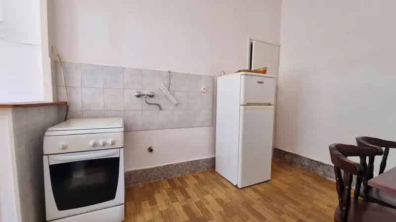 Ház Kiadó , Vác, Közép-Magyarország
