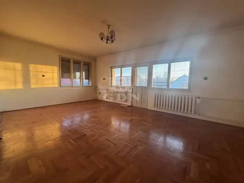 Ház Kiadó , Komáromi járás, Dunántúl
