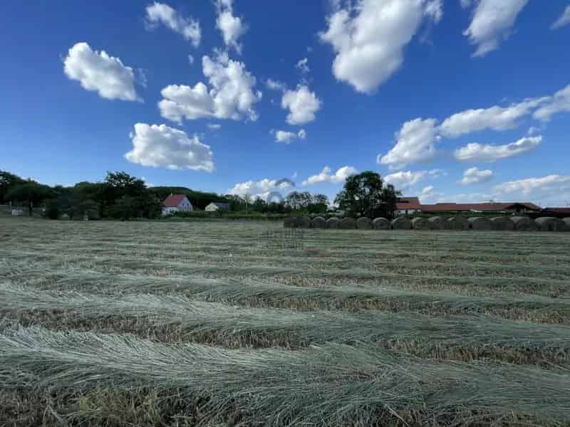 Szekszard Szőlöhegyen Epitetesi Telek Elado Panoramas Nagy Udvarral