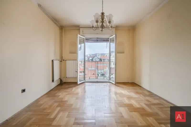 Kolosy téren, panorámás, belső kétszintes lakás!