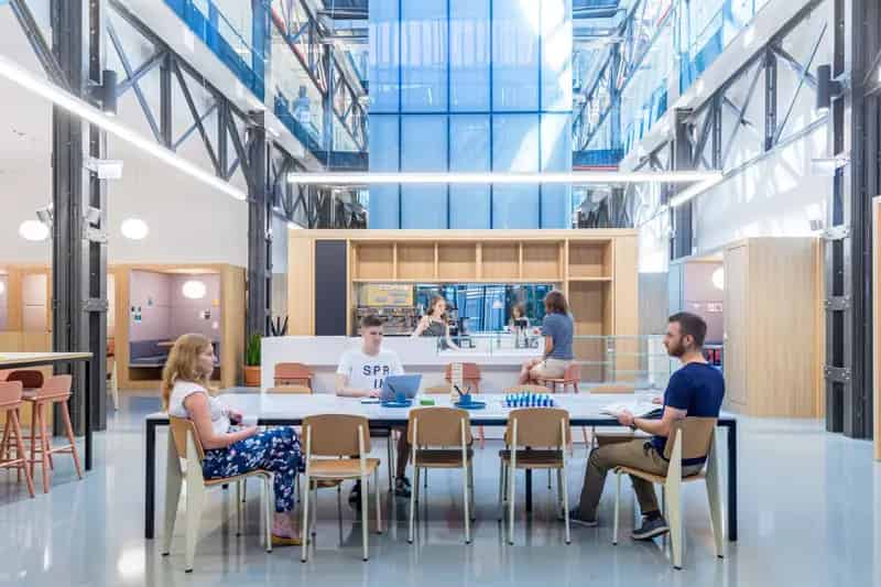 Alkoss többet támogató közegben – Spaces White House