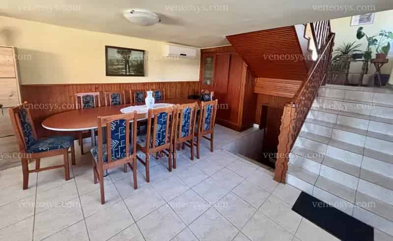 Szikszó kiváló részén eladó egy eltolt szintű 137 m2-es családi ház