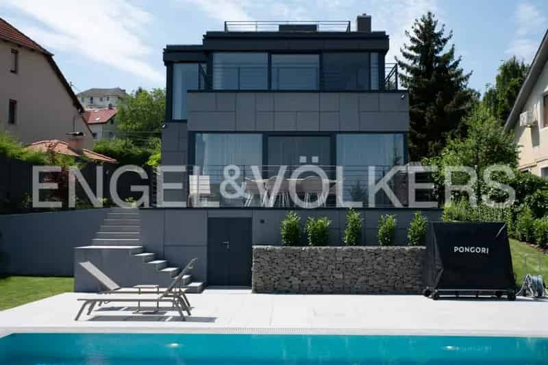 Modern villa kilátással a Citadellára