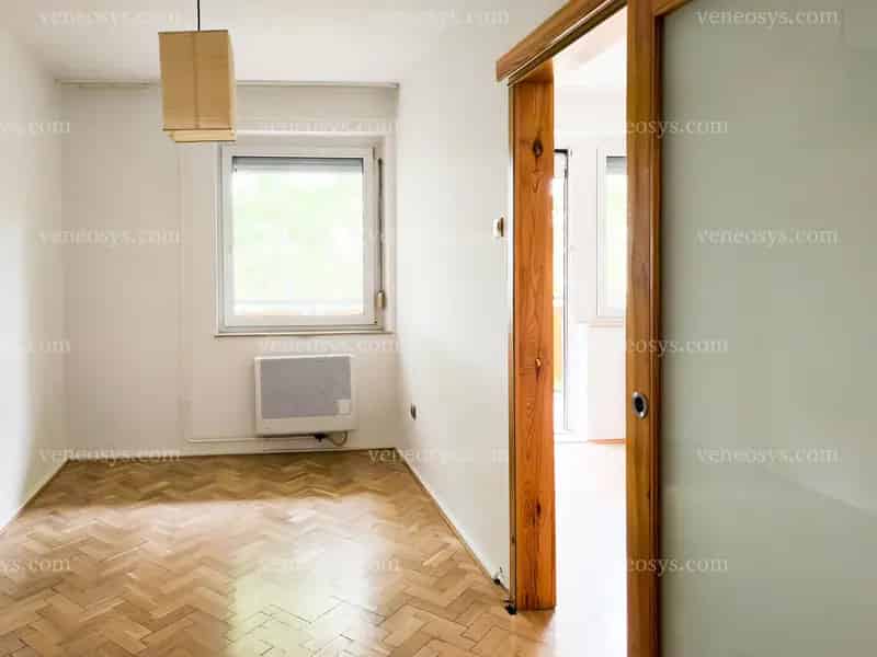 Pakson 2 és fél szobás erkélyes lakás eladó