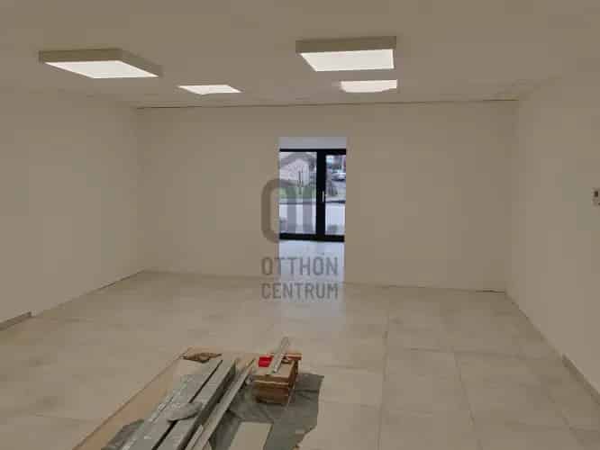 Ceglédi kiadó kereskedelmi ingatlan, UZ017977
