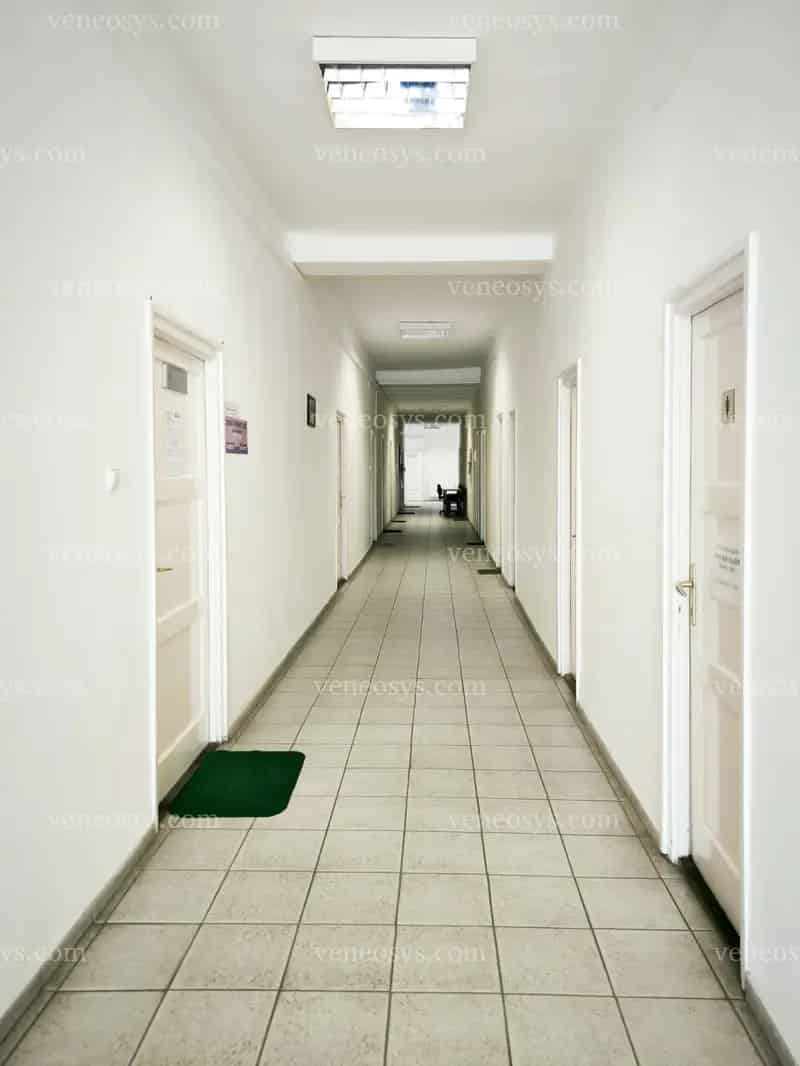 Eladó első emeleti irodakomplexum Pakson