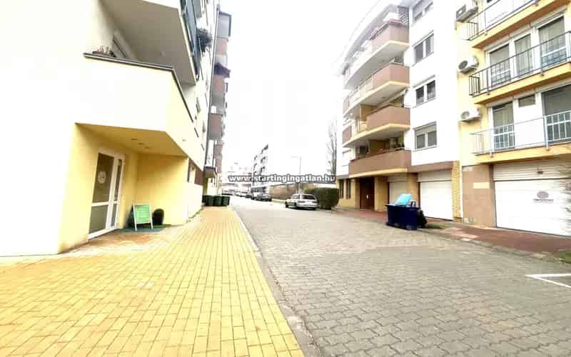 Garázs Kiadó , Budapest, Közép-Magyarország