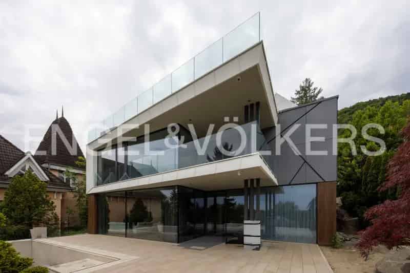 Modern luxusvilla körpanorámával