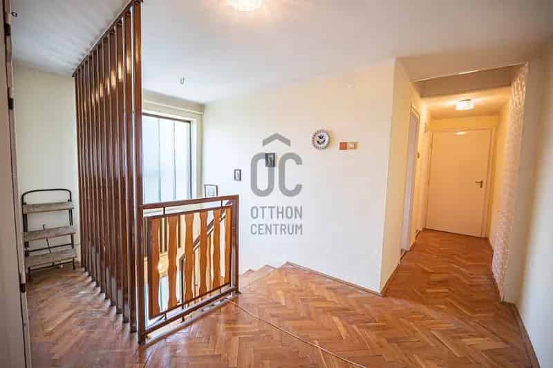 Tolnai családi ház eladó - 167 m2 - 2 garázs - több generációs