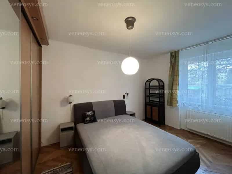 Miskolcon a Rácz Ádám utcában kínálunk eladásra egy 62 m2-es, földszinti, 3 szobás jó állapotú lakást, kizárólag irodánkon keresztül.