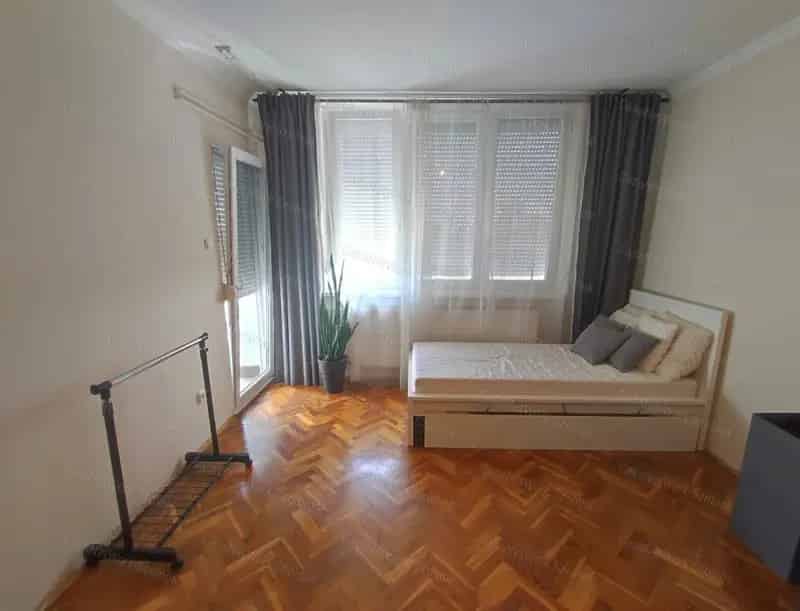 Szolnoki 2 szobás lakás kiadó - felújított, bútorozott