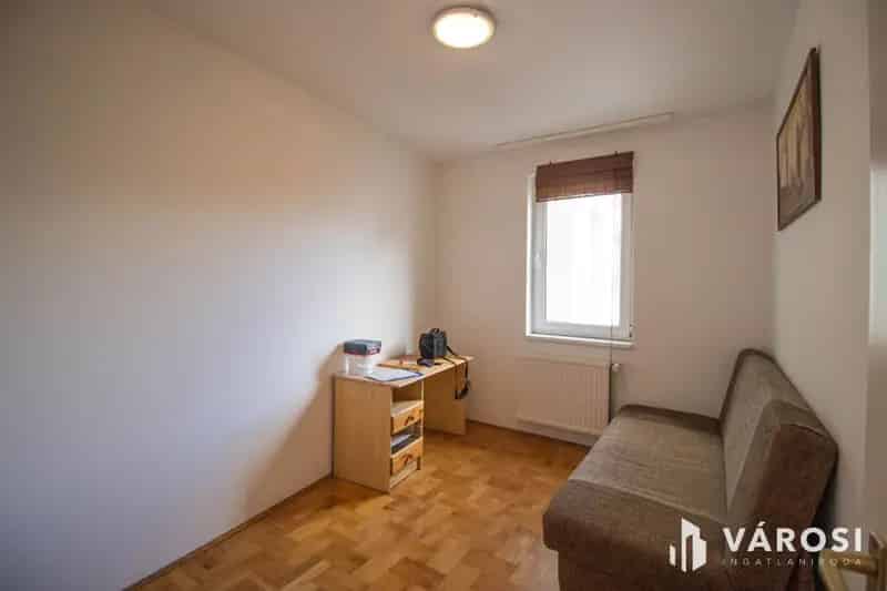Győr Nádorváros 61m2-es francia erkélyes lakás kiadó irodának vagy szalonnak