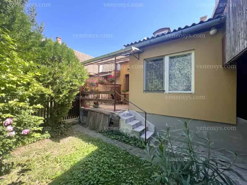 ESZTERGOM KÖZPONTI RÉSZÉHEZ KÖZELI HELYEN ELADÓ EGY 2 SZINTES, 120 M2-ES, 2 + 3 FÉL SZOBÁS CSALÁDI HÁZ