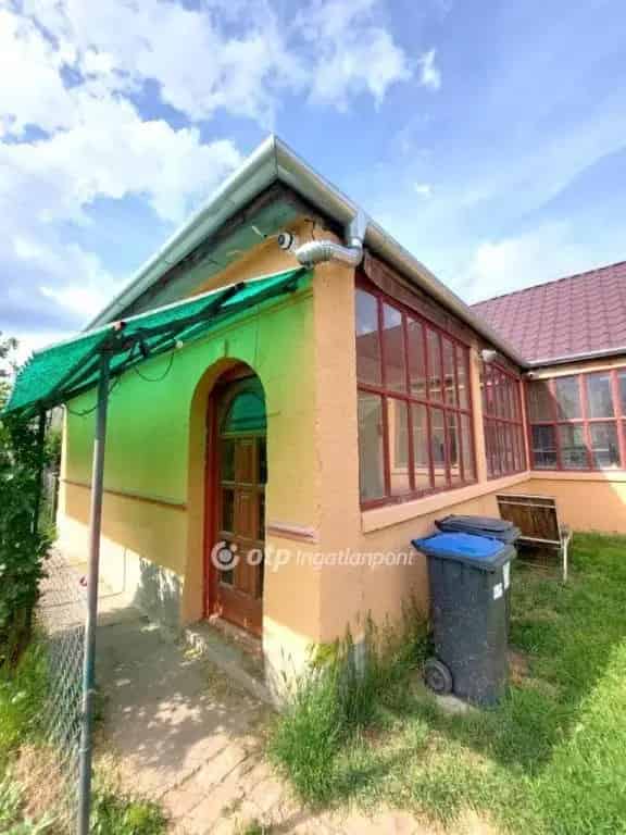 Felujitott csaladhaz Rakkereszturon 2 szoba 3 garazs 1177m2 telken