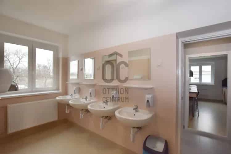Százhalombattai eladó kereskedelmi ingatlan, UZ018358