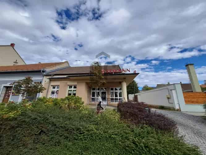 Sümegi eladó kereskedelmi ingatlan, UZ018758