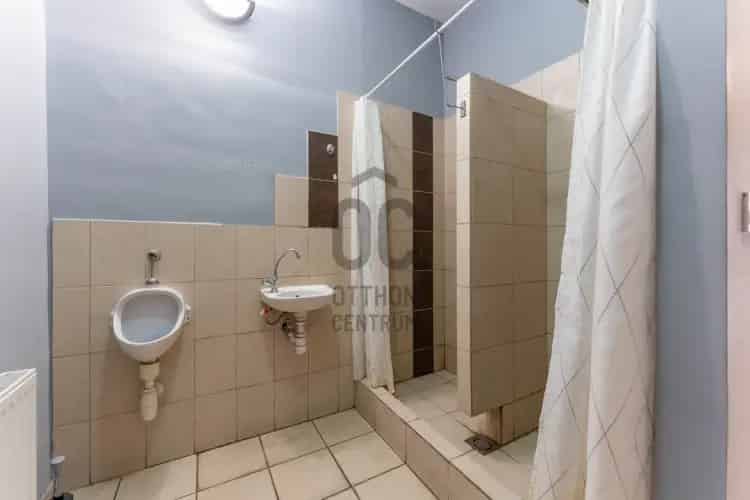 Várpalotai eladó kereskedelmi ingatlan, UZ018095