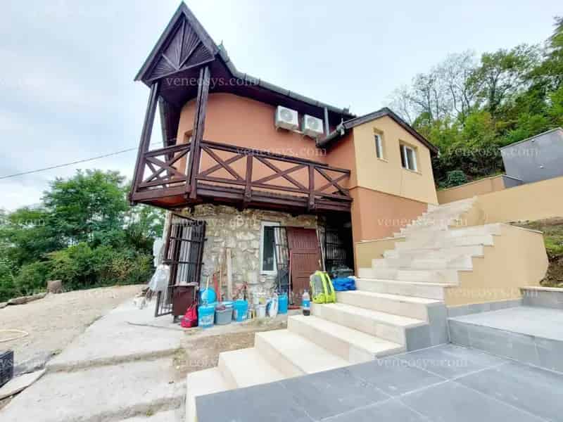 Miskolctapolcán kínál irodánk eladásra egy vállalkozásra is alkalmas ingatlant tökéletes választás lehet azoknak, akik befektetéssel keresnek családi házat.