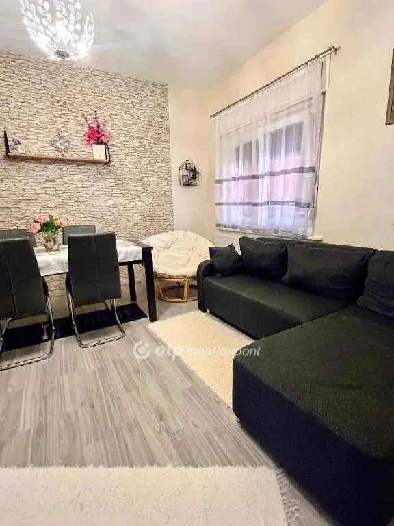 99 nm-es felujitott ikerhaz Pecs Vasason garazssal