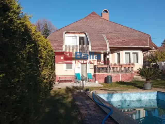 Csömöri családi ház eladó - 5 szoba, medence, 1074m² telek