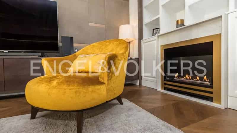 Lélegzetelállító penthouse lakás a város felett