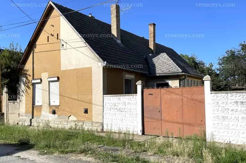 Családi ház eladó Tolnán