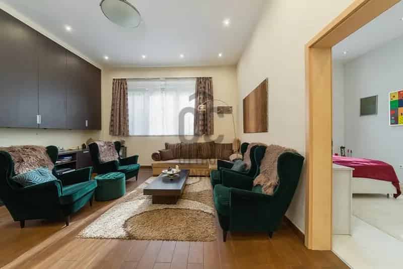 453 m2-es ház 144 m2-es pincével és 646 m2-es kerttel eladó