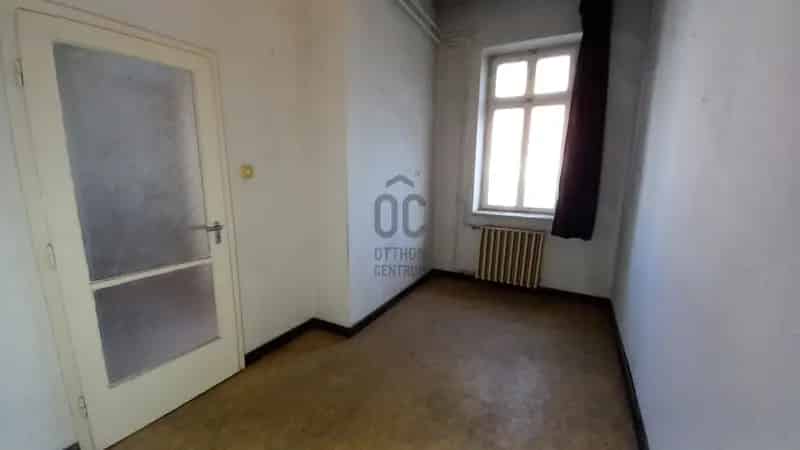 Szekszárd belváros 90 m2-es 3 szobás felújítandó lakás eladó