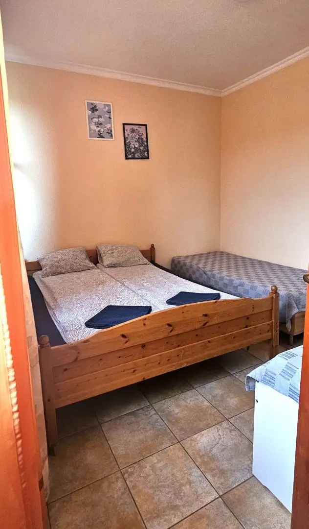 Ház Kiadó , Domony, Közép-Magyarország