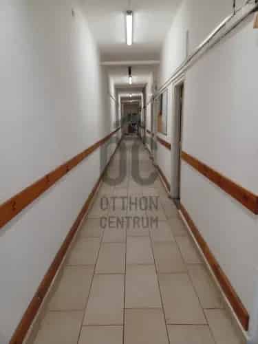 Váci eladó kereskedelmi ingatlan, UZ018395