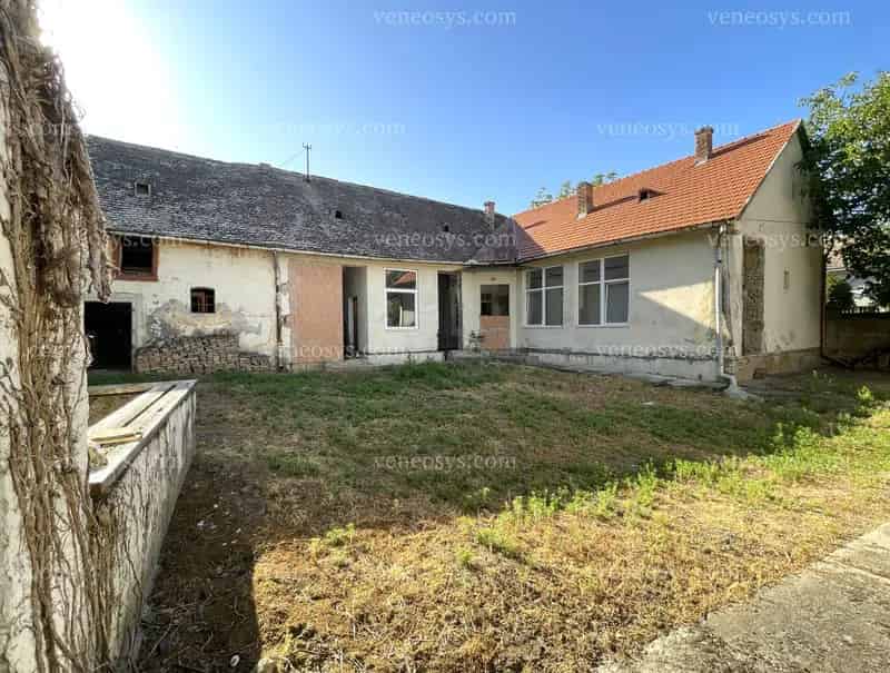 ELADÓ SZEKSZÁRDON belvároshoz közeli, felújítandó, 192 m2-es ház, nagy udvarral, melléképületekkel és kész tervrajzokkal