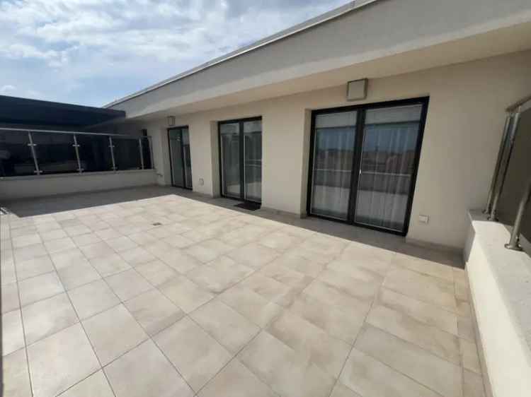 Győr Belvárosközeli Luxus Penthouse Lakás Kiadó