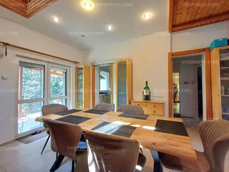 Eladó egy luxus színvonalon felújított családi otthon a budapesti agglomeráció egyik legkedveltebb részén – Erdőkertesen!