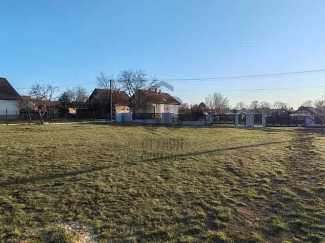 Balatonszárszói eladó telek, T040040