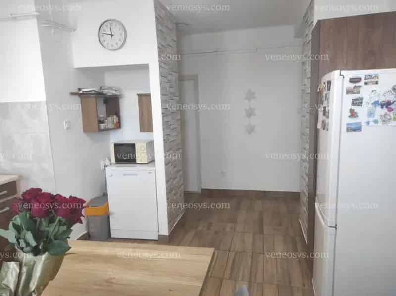 Teljeskörűen felújított, 2 szobás lakás Sajóbábony csendes részén – csak költözni kell!