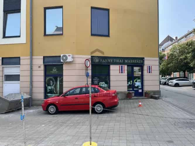 Pécsi eladó kereskedelmi ingatlan, UZ018640
