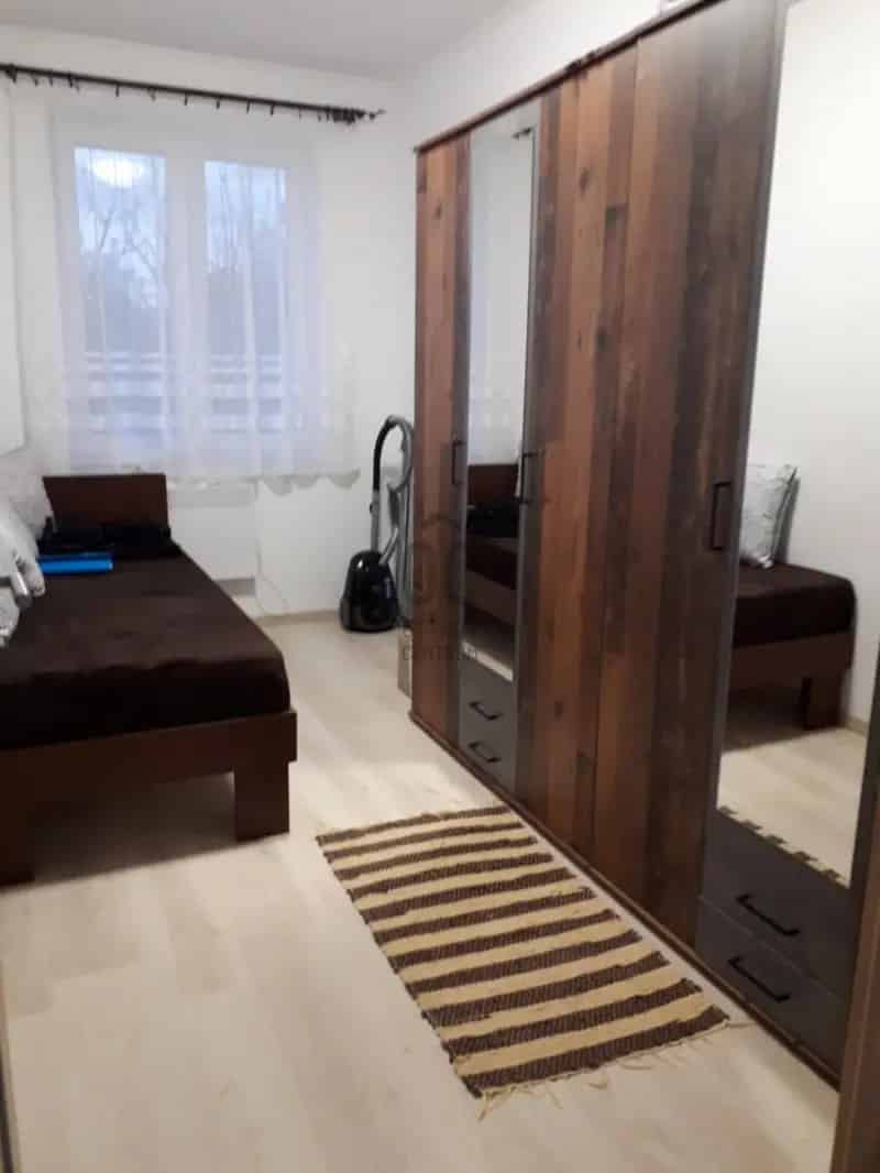 Fonyód csendes utcájában eladó felújított társasházi lakás nagy kerttel