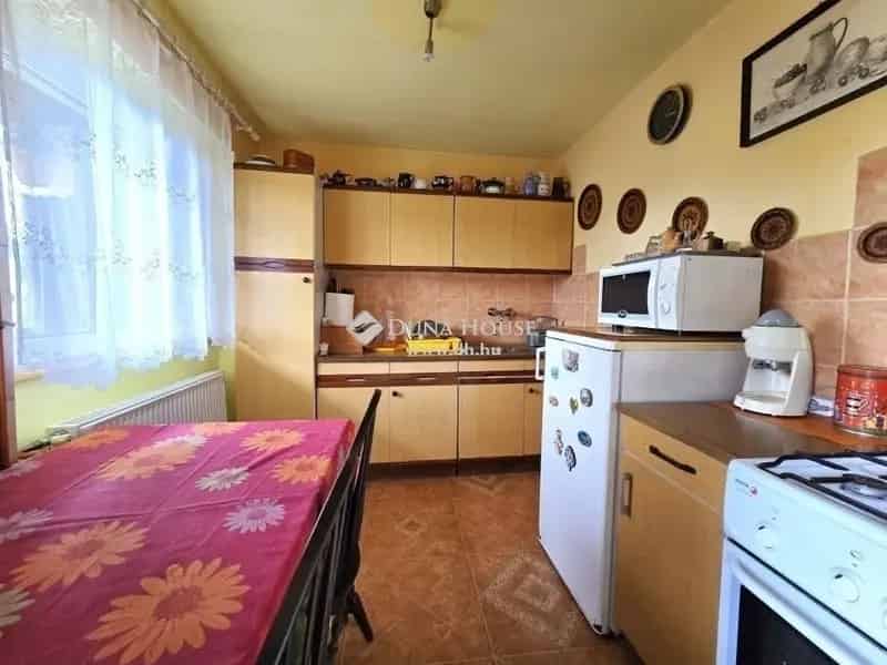 Országközeli panorámás tégla nyaraló garázzsal eladó