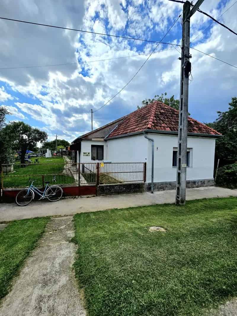 Bicsérd - Eladó családi ház 3700 nm-es telekkel