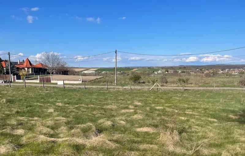 Eladó panorámás telek Felcsúton