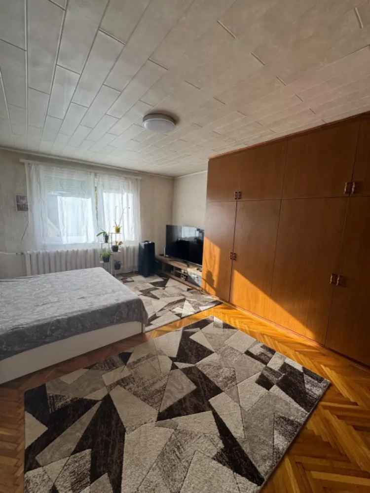 Ház Kiadó , Üröm, Közép-Magyarország