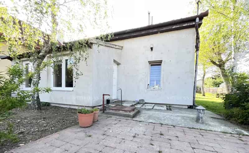 Ha nyugalomra és természetközeli életre vágysz, mégis Budapest közelségét szeretnéd élvezni, ez az ingatlan Rád vár!  Egyedi kialakítású hangulatos otthon lehet a tiéd!