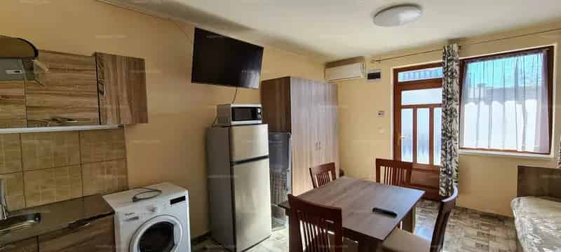 Kiadó mindennel felszerelt garzon lakás Paks családias újvárosi részén!