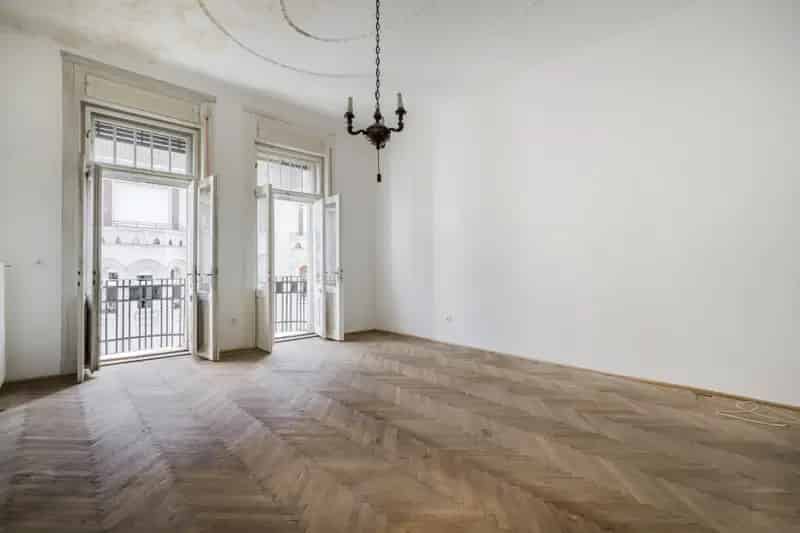 Szabadság-térre panorámás, tágas terekkel rendelkező, nappali+ 3 hálószobássá alakítható lakás