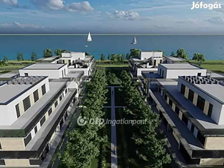64 nm-es vízparti apartman Siófokon panorámával eladó