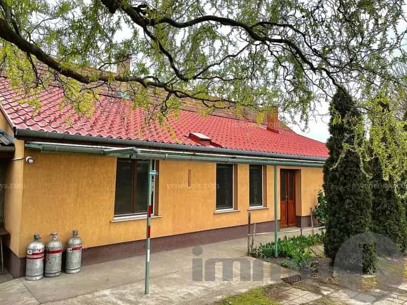 Hatalmas telken, nyugodt környezetben családi ház eladó!