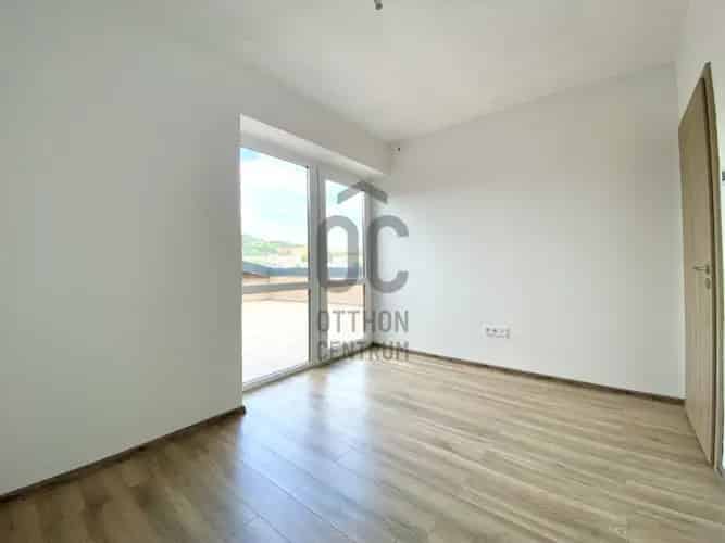 Szekszárdi eladó újépítésű lakás, U0046533