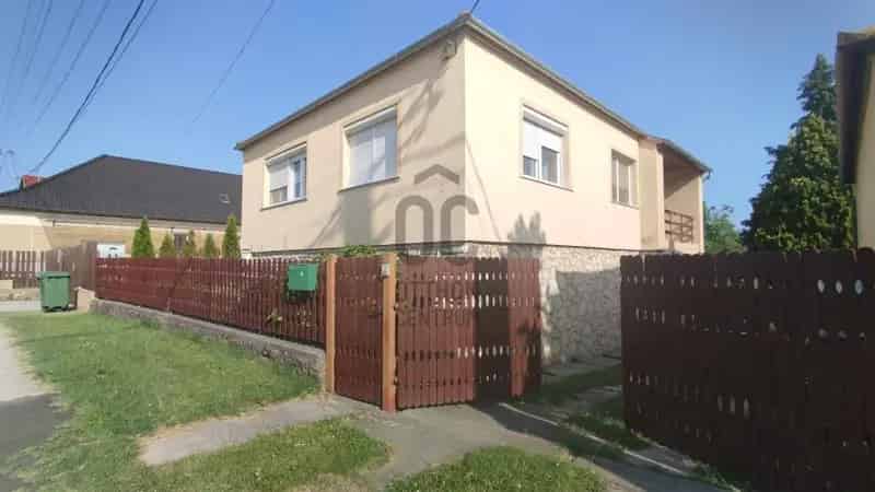 Ajkai eladó családi ház, H503212